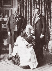 La Reina Victoria sosteniendo al Rey Eduardo VIII en su bautizo el 16 de julio de 1894 de English Photographer