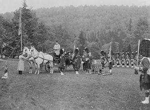 La Reina Victoria presentando colores a los Cameron Highlanders, 1873 de English Photographer