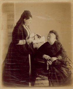 Reina Victoria, sentada