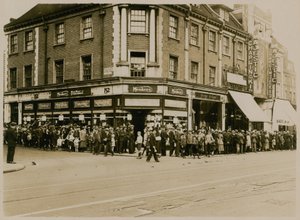 Cola para Charlie Chaplin en The Kid en The Majestic, High Street, Clapham, circa 1921 de English Photographer