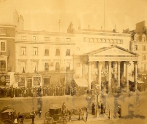 Haciendo fila en el Haymarket en 1895 para la primera noche de Trilby protagonizada por Tree de English Photographer