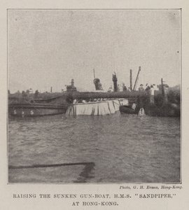 Levantando el cañonero hundido, HMS Sandpiper, en Hong Kong