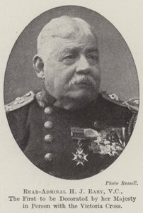 Contraalmirante H J Raby, VC, el primero en ser condecorado por su Majestad en persona con la Cruz Victoria de English Photographer
