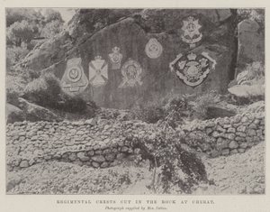 Crestas regimentales talladas en la roca en Cherat de English Photographer