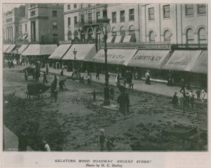 Recolocando la calzada de madera en Regent Street de English Photographer