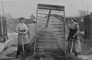Tamizando cenizas, fotografías del Ministerio de Guerra, 1916