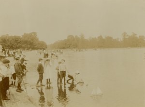 Round Pond, Kensington Gardens, Londres de English Photographer