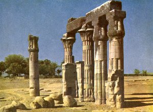 Templo en ruinas en Medamut, Egipto