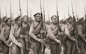 Infantería rusa en desfile y presentando armas durante la Primera Guerra Mundial, de The Illustrated War News, 1915 de English Photographer