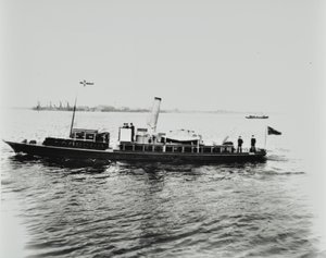 S.S. Beatrice, un barco en el Támesis, 1898 de English Photographer