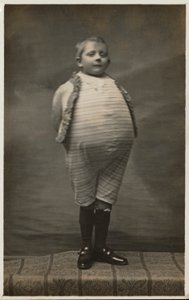 Escolar, vestido para tener un estómago muy grande de English Photographer