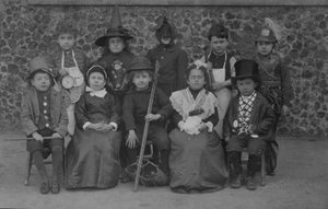 Escolares, Norfolk, con disfraces a principios del siglo XX de English Photographer