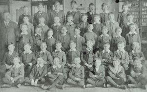 Grupo escolar, escuela desconocida, 1895 de English Photographer
