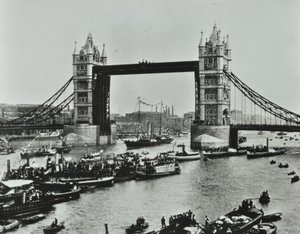 Barcos pasan bajo el Tower Bridge, 1894