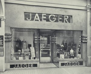 Frente de Tienda mostrando Inscripción a Nivel del Pavimento