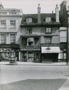 Fachadas de tiendas en Putney High Street de English Photographer