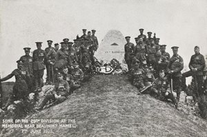 Algunos de la 29ª División en el memorial cerca de Beaumont Hamel, 7 de junio de 1925 de English Photographer