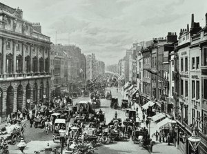 Somerset House, Strand, Westminster LB: mirando al oeste desde Saint Mary-le-Strand, 1895 de English Photographer