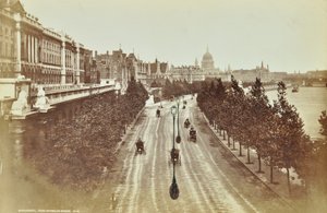 Somerset House, Victoria Embankment, Westminster: vista norte desde Waterloo Bridge, 1895 de English Photographer