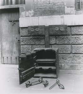 Exhibición de cepos y grilletes en la prisión de Newgate