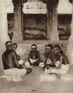 Alumnos que asisten a la escuela de un templo en Ramesworam, Madrás, India (foto b/n)