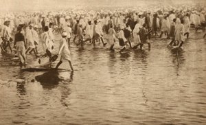 Simpatizantes de Mahatma Gandhi protestando contra el impuesto británico sobre la sal en la India de English Photographer