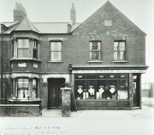 The Beehive Dining Rooms, 1899 de English Photographer