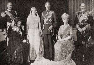 La Familia Real Británica en la boda del Duque y la Duquesa de York, 1923, de La Historia de Veinticinco Años, publicado en 1935 de English Photographer