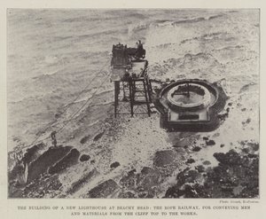 La construcción de un nuevo faro en Beachy Head, el ferrocarril de cuerda para transportar hombres y materiales desde el acantilado hasta las obras