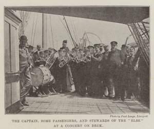 El capitán, algunos pasajeros y camareros del Elbe en un concierto en cubierta