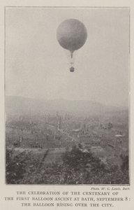 La celebración del centenario del primer ascenso en globo en Bath, 8 de septiembre, el globo elevándose sobre la ciudad de English Photographer
