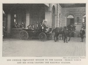 La Misión Expiatoria China al Kaiser, el Príncipe Tchun y su Comitiva Salen de la Estación de Ferrocarril de English Photographer
