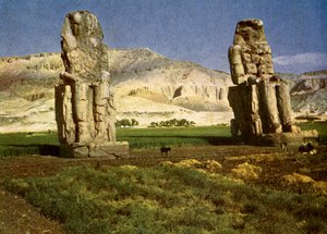 Los Colosos de Memnón, cerca de Tebas, Egipto de English Photographer