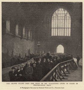 La multitud pasando junto al cuerpo del Sr. Gladstone en estado en el Salón de Westminster de English Photographer