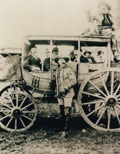 La diligencia de Deadwood en Londres - Buffalo Bill de pie, John Nelson en la caja de English Photographer