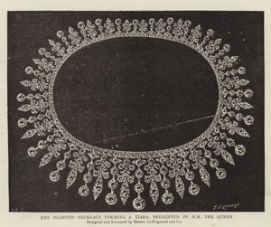 El collar de diamantes que forma una tiara, presentado por SM la Reina de English Photographer