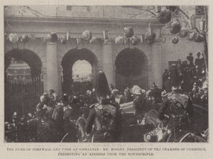 El Duque de Cornwall y York en Gibraltar, el Sr. Mosley, Presidente de la Cámara de Comercio, presentando una Dirección de los Ciudadanos de English Photographer