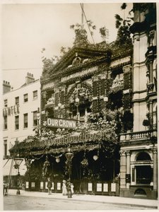 Teatro Empire, Leicester Square, Londres, decorado para el Jubileo de Diamante de la Reina Victoria, junio de 1897 de English Photographer