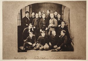 El equipo de fútbol SXV de la Escuela Godolphin, incluyendo (a) Harry Wearne y (b) Sir Leander Starr-Jameson, 1869 de English Photographer