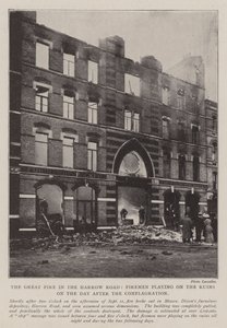 El gran incendio en Harrow Road, bomberos actuando sobre las ruinas el día después del incendio de English Photographer