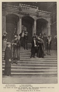 El Rey de Siam en Harrow, el Dr. Welldon señalando al Jefe de los Estudiantes a Su Majestad de English Photographer