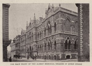 La fachada principal del Albert Memorial College en Queen Street de English Photographer