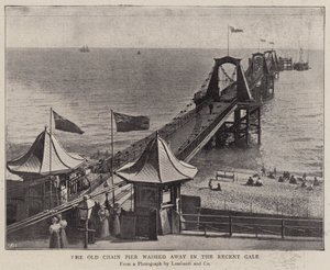 El viejo muelle de cadena arrastrado por el reciente temporal