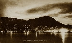 El Pico de noche, Hong Kong, de un álbum de fotografías relacionadas con el servicio de Pte H. Chick, 1940 de English Photographer