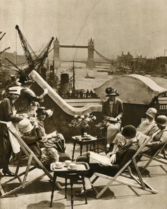 La piscina desde el jardín en la azotea del Langbourne Club para Mujeres de la Ciudad