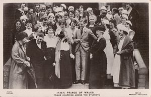 El Príncipe de Gales (luego Rey Eduardo VIII), con un grupo de estudiantes femeninas