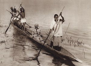 El Príncipe de Gales en una piragua en el río Zambeze (foto b/n) de English Photographer