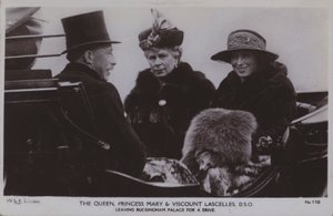 La Reina, la Princesa María y el Vizconde Lascelles, DSO (foto en b/n)