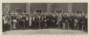 La Reunión de la Sociedad Arqueológica Real en Hampton Court, Grupo de Miembros con el Presidente, Vizconde Dillon de English Photographer