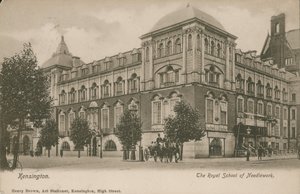 Royal School of Needlework, Kensington, Londres de English Photographer
